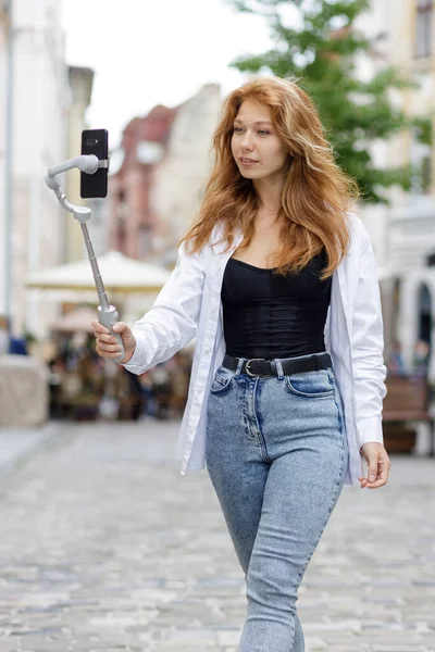 Young Redheaded Beautiful Woman Walking Old City Using Her Mobile — Stockfoto