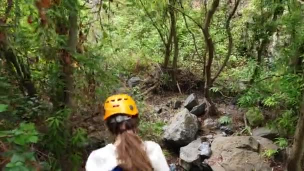 Молода Жінка Шоломі Ходить Стежці Через Ущелину — стокове відео