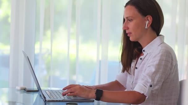 Mujer Joven Trabajando Ordenador Portátil Cerca Ventana — Vídeos de Stock