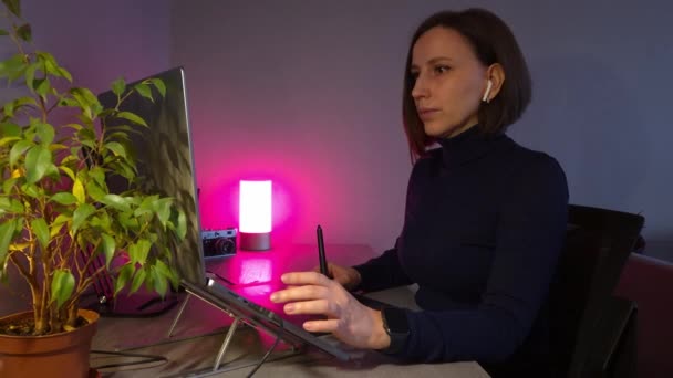 Młoda Kobieta Korzystająca Wieczorem Laptopa Tabletu Graficznego Domu Ręczny Film — Wideo stockowe