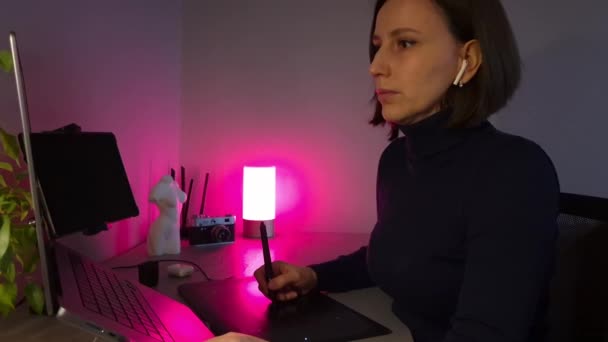 Młoda Kobieta Korzystająca Wieczorem Laptopa Tabletu Graficznego Domu Ręczny Film — Wideo stockowe