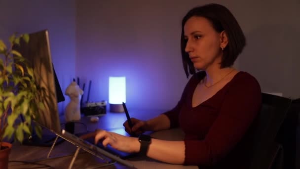 Jonge Vrouw Die Avonds Thuis Een Laptop Grafische Tablet Gebruikt — Stockvideo