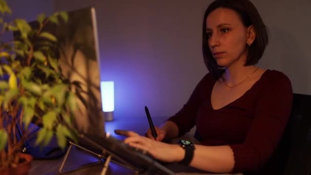 Jeune Femme Utilisant Ordinateur Portable Tablette Graphique Maison Soir Vidéo — Video