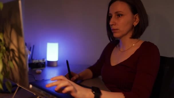 Νεαρή Γυναίκα Που Χρησιμοποιεί Φορητό Υπολογιστή Και Tablet Γραφικών Στο — Αρχείο Βίντεο