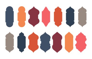 Doğu tarzı İslami pencereler ve kemerler modern boho tasarımı, cami kubbesi ve fenerlere sahip.