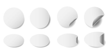 Yuvarlak kağıt yapıştırıcıları, soyulmuş köşeleri ve gölgeleri, izole edilmiş plastik maketleri, gerçekçi kağıt yapıştırıcıları, kıvrımlı köşeleri var.