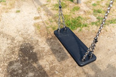 Siyah plastik zincirli salıncak, dinlenme yok, oyun alanı