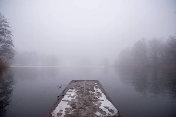 Dimma Sjön Liten Bro Där Det Finns Spår Människor Snön — Stockfoto