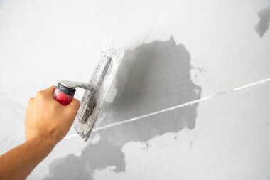 Duvara dekoratif beton uygulanması