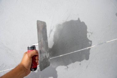 Duvara dekoratif beton uygulanması