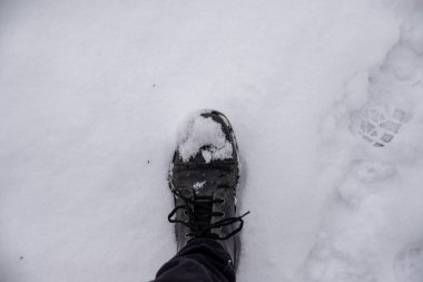 Karda deri çizmeler, üst manzara.
