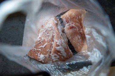 Donmuş et, poşette tavuk filetosu