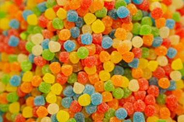 Lezzetli, jöleli, çok renkli tatlılar, masaya uzan. Bir sürü renkli, tatlı şekerler, bir sürü yeşil, mavi, sarı, pembe, cyan, beyaz, siyah, çeşitli şekillerde kırmızı şekerler.