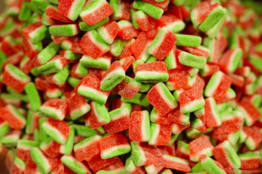 Lezzetli, jöleli, çok renkli tatlılar, masaya uzan. Bir sürü renkli, tatlı şekerler, bir sürü yeşil, mavi, sarı, pembe, cyan, beyaz, siyah, çeşitli şekillerde kırmızı şekerler.