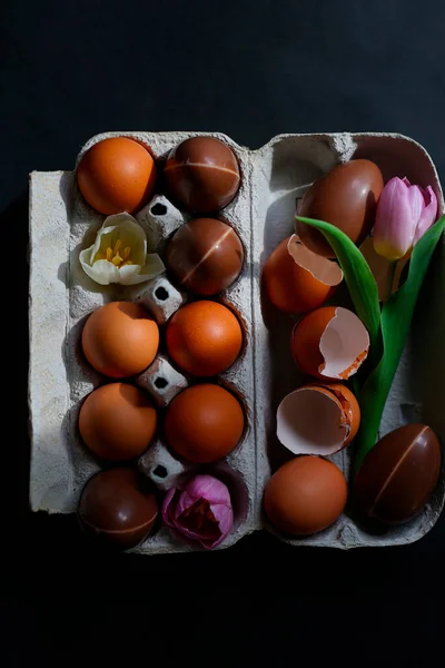 Όμορφα Διακοσμημένα Πασχαλινά Αυγά Ένα Κουτί Λουλούδια Και Αυγά Σοκολάτας — Φωτογραφία Αρχείου
