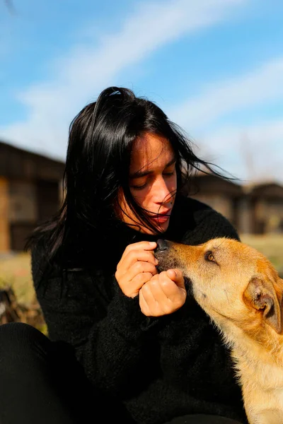 Beautiful Brunette Black Sweater Lies Grass Homeless Dog Girl Hugs — Stock Photo, Image
