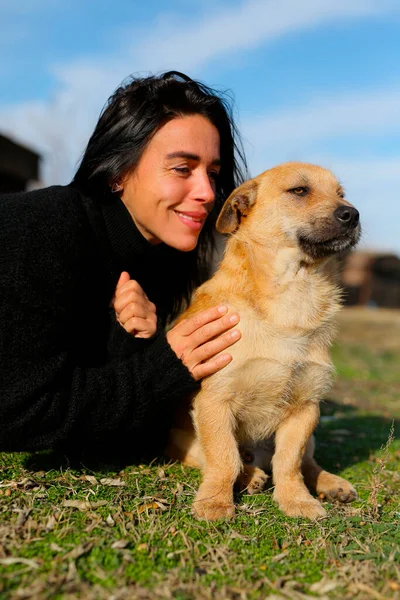 Beautiful Dark Haired Girl Black Sweater Spends Time Dog Homeless — Stock Photo, Image