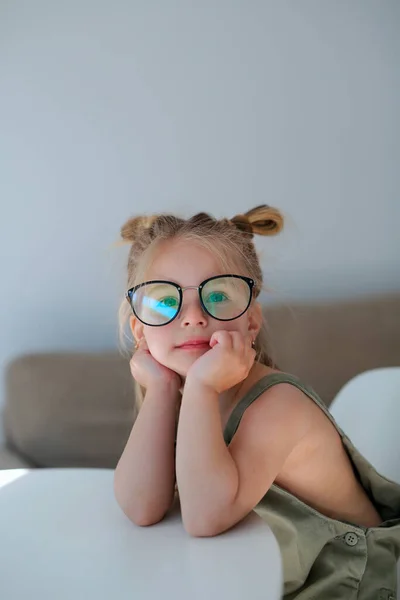 Ένα Όμορφο Κομψό Τρίχρονο Κορίτσι Που Φοράει Γυαλιά Κάθεται Ένα — Φωτογραφία Αρχείου
