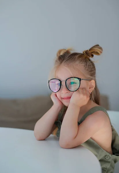 Ένα Όμορφο Κομψό Τρίχρονο Κορίτσι Που Φοράει Γυαλιά Κάθεται Ένα — Φωτογραφία Αρχείου