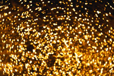 Lizbon şehrindeki portakal ve sarı parlak çelenkler yılbaşı ağacı. Portekiz 'de Noel ışıkları. Bulanık arka grup