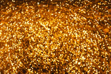 Lizbon şehrindeki portakal ve sarı parlak çelenkler yılbaşı ağacı. Portekiz 'de Noel ışıkları. Bulanık arka grup