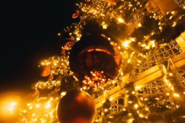  Top ağaçta asılı. Lizbon şehrinde yılbaşı ağacı. Portekiz 'de Noel ışıkları. turuncu ve sarı çelenkler