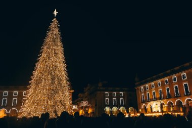  Lizbon şehrinde yılbaşı ağacı. Portekiz 'de Noel ışıkları. turuncu ve sarı parlak çelenkler, yatay