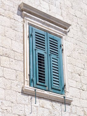 Kapalı bir turkuaz ahşap kepenk..