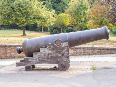 Eski, büyük bir top açık hava parkındaki ahşap tekerlekli bir arabaya monte edildi..