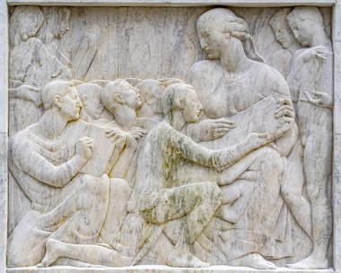 Birinci Dünya Savaşı sırasında ve sonrasında Sırbistan 'ın Belgrad kentindeki Fransa Anıtı' nda, Fransız eğitim yardımına atıfta bulunan Sırp gençleri rahatlattı.