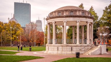 Boston, Massachusetts, ABD 'de Boston Halk Bahçesi ve Boston Commons' un mimarisini görüyoruz. Bahçeleri ve bir sürü yerli ve turist eğleniyor..