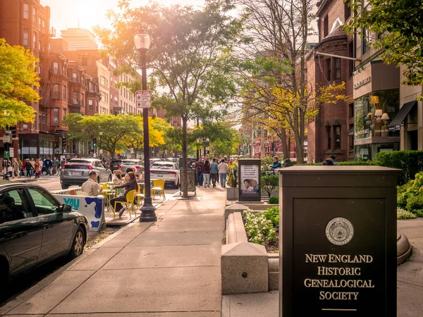 美国麻萨诸塞州波士顿的建筑景观 展示了昂贵的纽伯里街及其别致的商店 成吨的当地居民和游客四处购物的景象 — 图库照片
