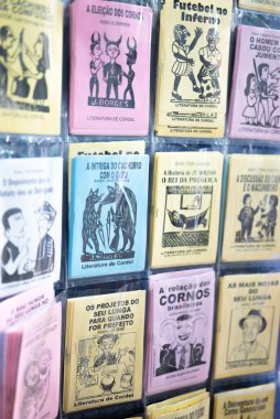 Brezilya kitapçığında Literatura de Cordel adında komik hikayeler ve espriler var..