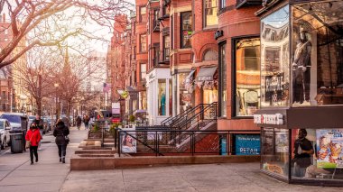 Massachusetts, ABD 'deki Boston' un tarihi mimarisi pahalı mağazaları ve lüks restoranları ile ünlü Newbury Caddesi 'ni gözler önüne seriyor..