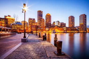 Boston 'un Massachusetts, ABD' deki silueti, çağdaş ve tarihi mimarinin karışımını sergiliyor..