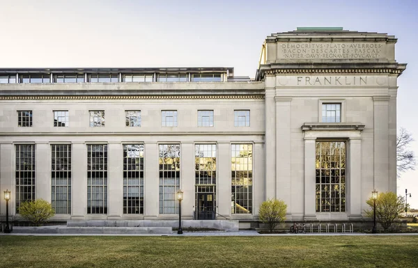 位于美国马萨诸塞州剑桥的麻省理工学院的标志性建筑 — 图库照片