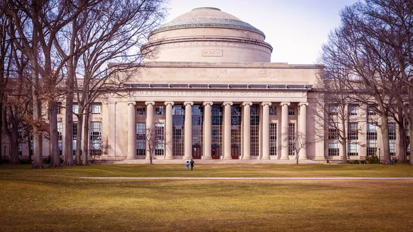 位于美国马萨诸塞州剑桥的具有标志性的麻省理工学院的著名建筑 — 图库照片