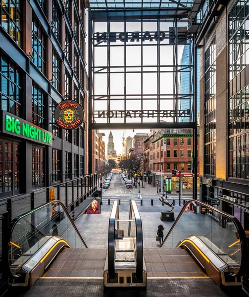 Gündoğumunda Boston, Massachusetts, ABD 'deki TD Garden' ın modern mimarisinin görüntüsü.