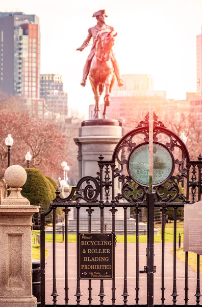 位于美国马萨诸塞州波士顿的波士顿公共花园和波士顿下议院的建筑 — 图库照片