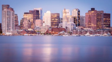 Boston Skyline, Massachusetts, ABD. Doğu Boston 'dan sabahın erken saatlerinde kanalın karşısında görüldüğü gibi..