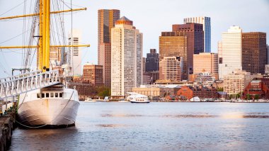 Boston Skyline, Massachusetts, ABD. Doğu Boston 'dan sabahın erken saatlerinde kanalın karşısında görüldüğü gibi..