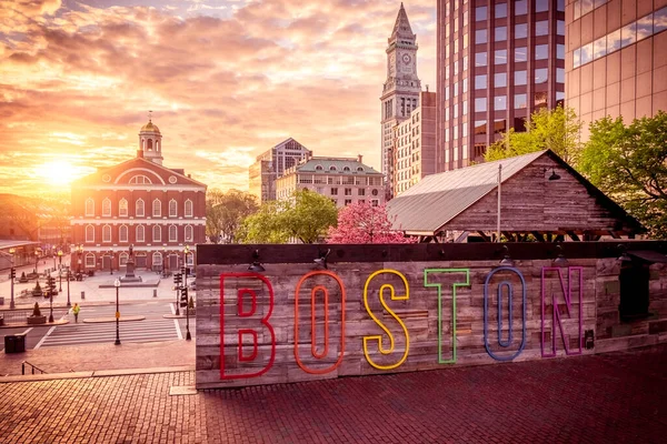 매사추세츠주 보스턴의 건축물 석양에는 센터에 마켓이 보인다 로열티 프리 스톡 이미지