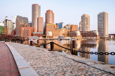 Boston Limanı 'nda Boston Limanı ve Finans Bölgesi' nin silueti.