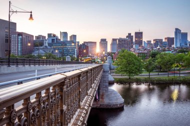 Gündoğumunda Massachusetts, ABD 'deki Boston Backbay mahallesi çağdaş ve tarihi binaların karışımıyla.