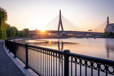 Gündoğumunda Massachusetts, ABD 'deki Boston Backbay mahallesi çağdaş ve tarihi binaların karışımıyla.