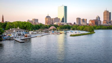 Gündoğumunda Boston, Massachusetts 'teki Backbay mahallesinde. Boston 'un ikonik silueti, Charles Nehri ve şehrin en yüksek iki binası..