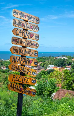 Brezilya 'nın Pernambuco kentindeki tarihi Olinda kentinin 17. yüzyıldaki kaldırım taşı caddelerdeki binalarının barok mimarisine bakınız..
