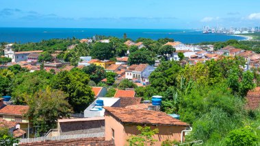Güneşli bir yaz gününde Olinda şehrinin ve Pernambuco, Brezilya 'daki Recife şehrinin havadan görünüşü.