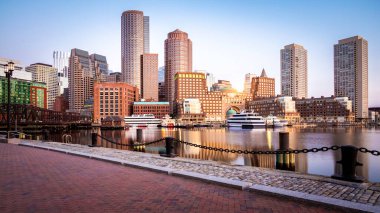 Boston Limanı, Massachusetts, ABD 'de gün doğumunda. Boston 'dan bir kartpostal.