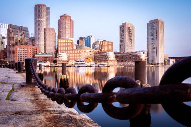 Boston Limanı, Massachusetts, ABD 'de gün doğumunda. Boston 'dan bir kartpostal.